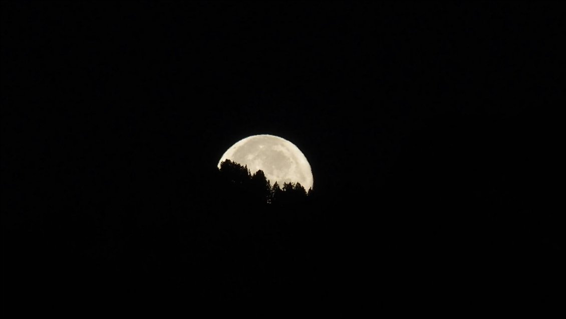 Petit couché de Lune sur les montagnes andorranes.
Pascal Ancion, voir son site MTB Aventures