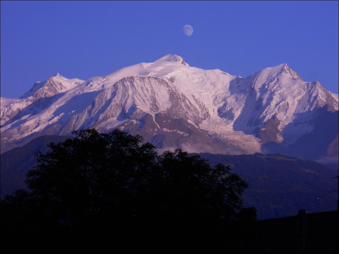 Photo prise de Sallanches (Haute-Savoie) avec vue sur le mont Blanc et l'aiguille du Midi. Ce sont toujours des moments magiques le matin ou le soir de voir la Lune se lever avec un tel paysage !
Photo : Anne Borreill