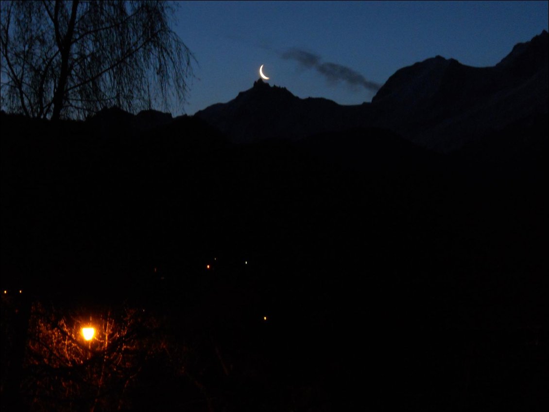 Photo prise de Sallanches (Haute-Savoie) avec vue sur le mont Blanc et l'aiguille du Midi. Ce sont toujours des moments magiques le matin ou le soir de voir la Lune se lever avec un tel paysage !
Photo : Anne Borreill