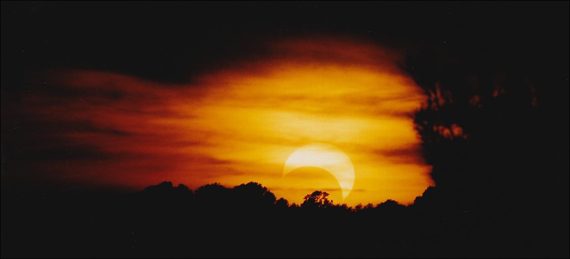 Éclipse partielle de Soleil du 10 mai 1994 au Soleil couchant à Aix-en-Provence.
Photo Guillaume Blanc, voir son son blog
