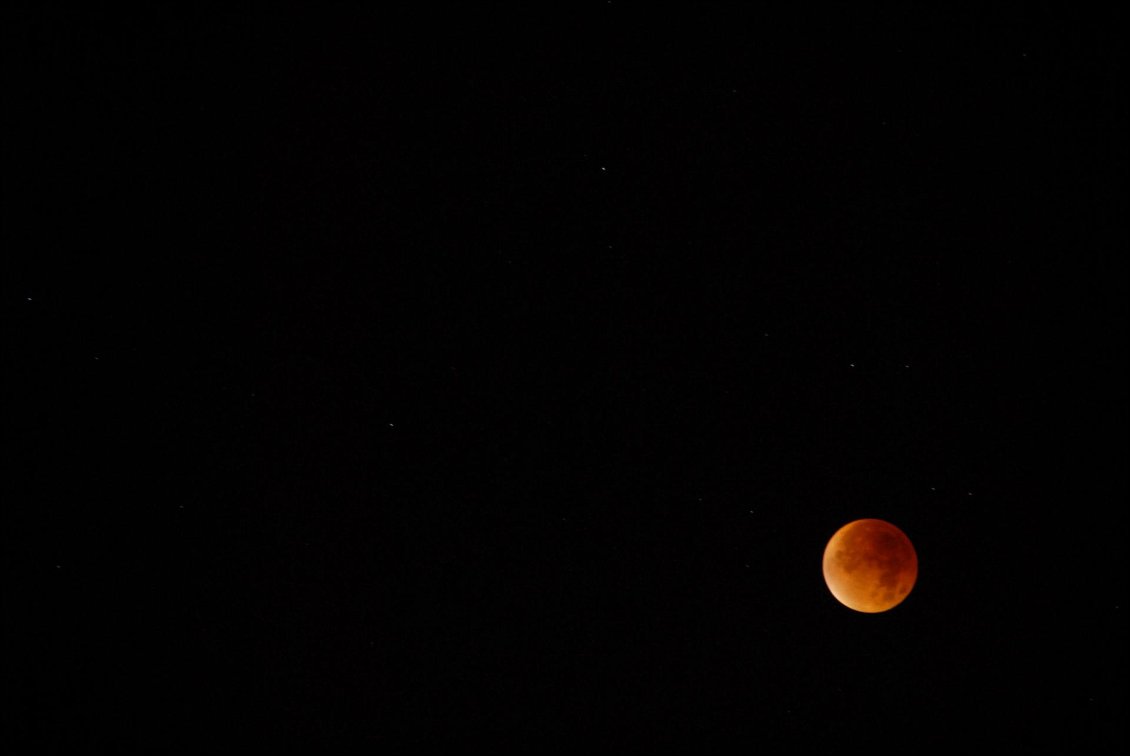 Superbe éclipse totale de Lune le 28 septembre 2015 vue depuis Palaiseau.
Photo Guillaume Blanc, voir son son blog