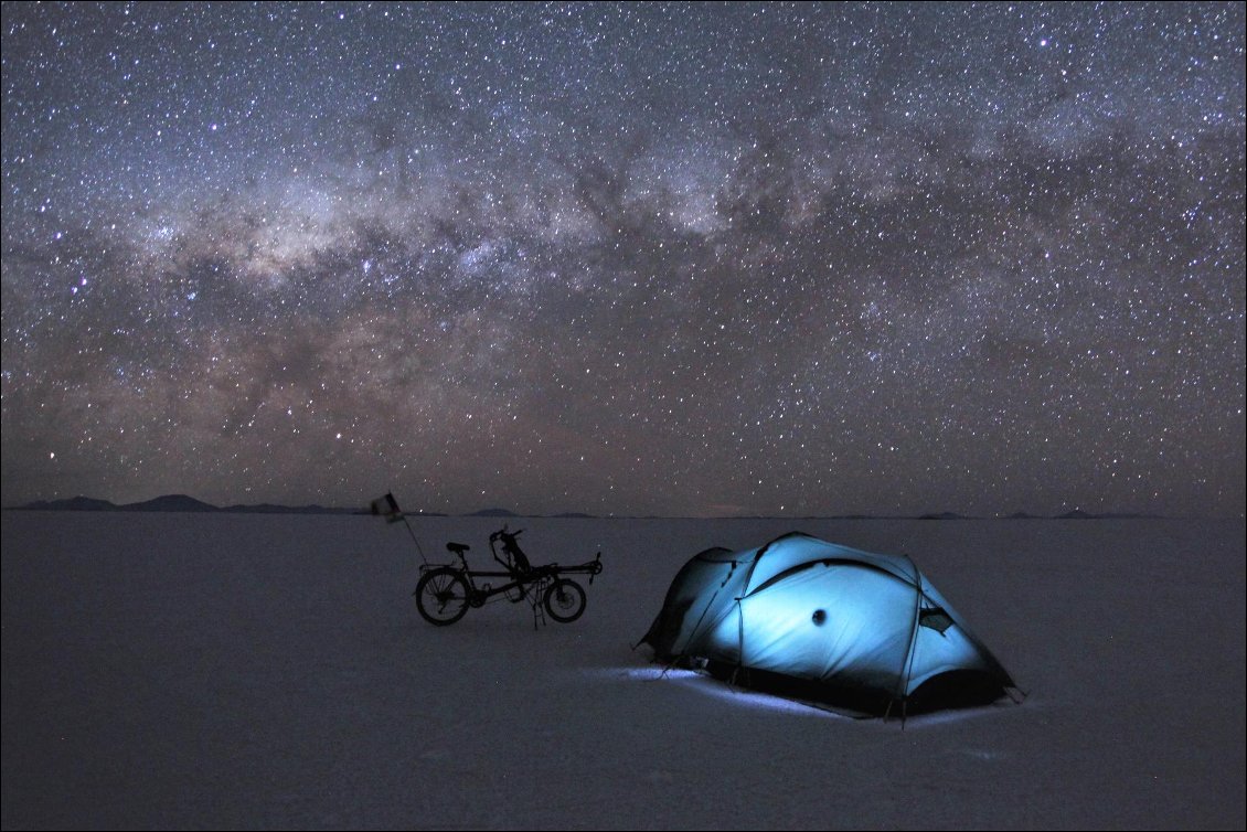 1# Hervé DAON.
Traverser le Salar de Uyuni à vélo est une expérience unique, mais avoir la chance de camper en plein milieu du Salar reste un des plus beaux souvenirs de notre voyage. Malgré le froid glacial, je n'ai pas pu m'empêcher de sortir de la tente pour immortaliser ce ciel si pur que l'on peut rencontrer en Bolivie.