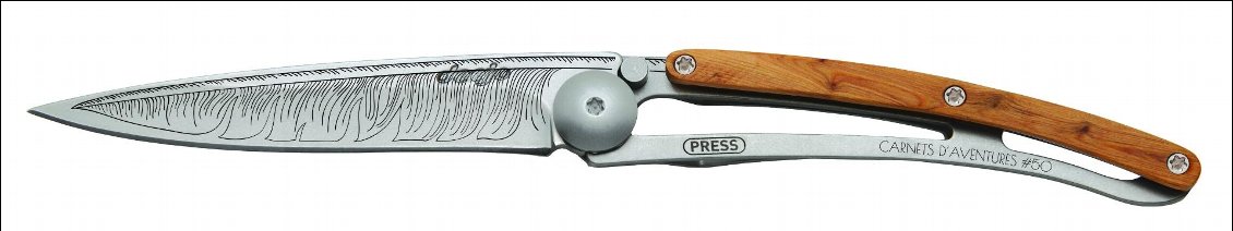Couteau DEEJO gravé Carnets d'Aventures #50.
Couteau ultraléger pliant Deejo, 27g, en titane avec bois de genévrier, motif plume gravé sur la lame, valeur 54,90 €.