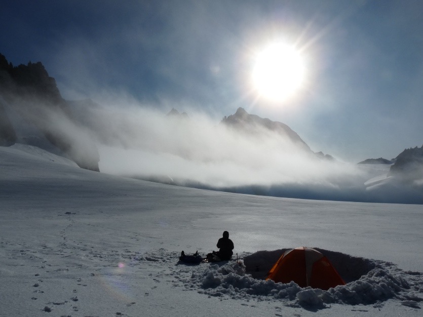 Eléa FRANCOIS.
Juillet 2009 à l'occasion d'un projet d'alpinisme dans le massif du Mont-Blanc.
Bivouac sur le glacier du Géant.