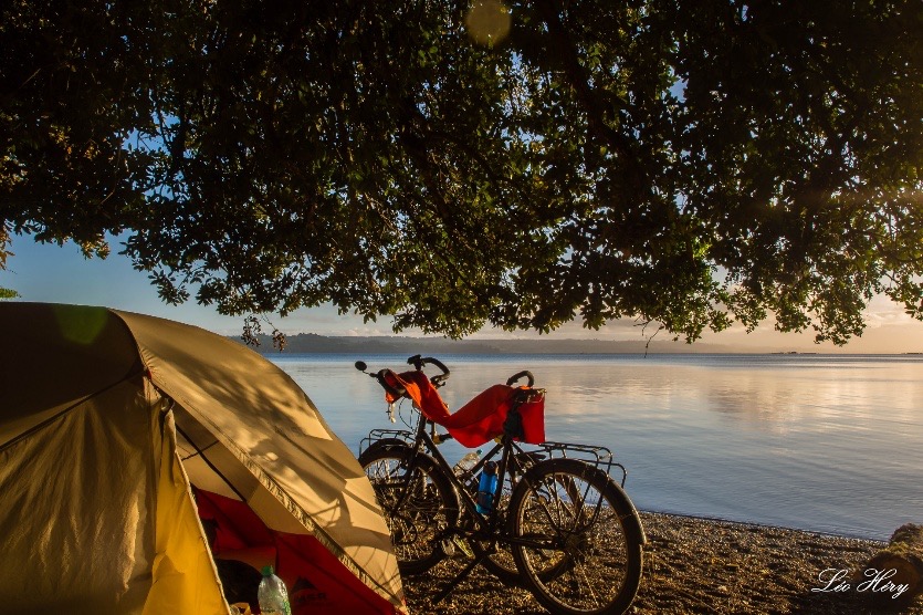 Léo HERY.
Bivouac au bord du lago Rupanco dans la région des lacs au Chili lors d'un voyage de 6 mois à vélo en Amérique du Sud en 2017.
Voir le site de Léo vertical-horizons.