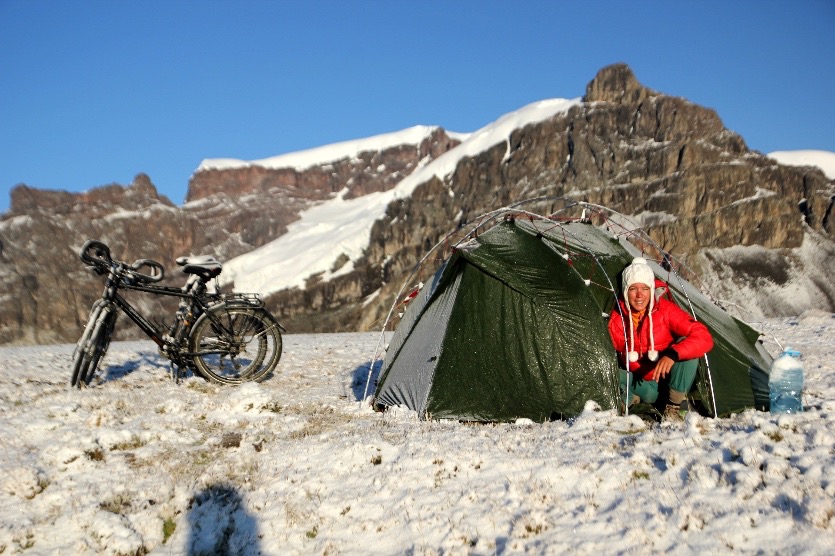Yann HAMON.
Pérou, Parc National du Huascaran.
On se réveille d'une nuit d'insomnie à plus de 4000m où la neige a recouvert la tente et les vélos.
Instant magique que la Cordillera Blanca nous offre.