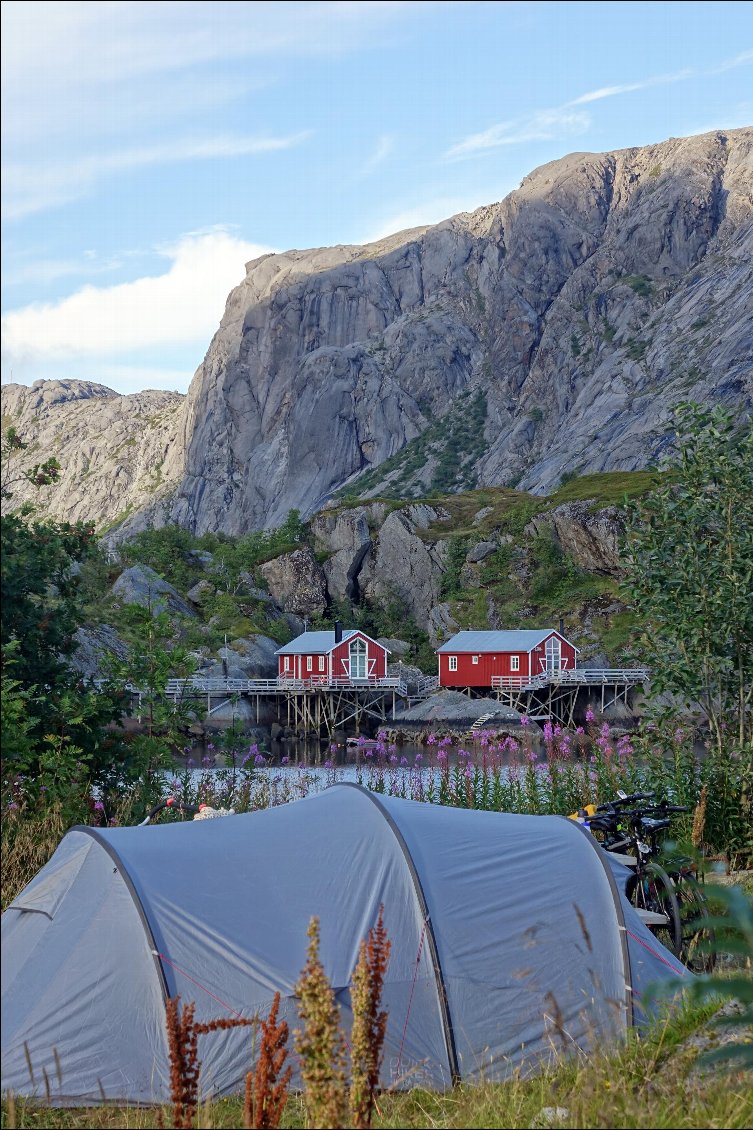 Bivouac à Nusfjord, village de pêcheurs dans le sud des Lofoten.
Photo : Mallaury Roussille