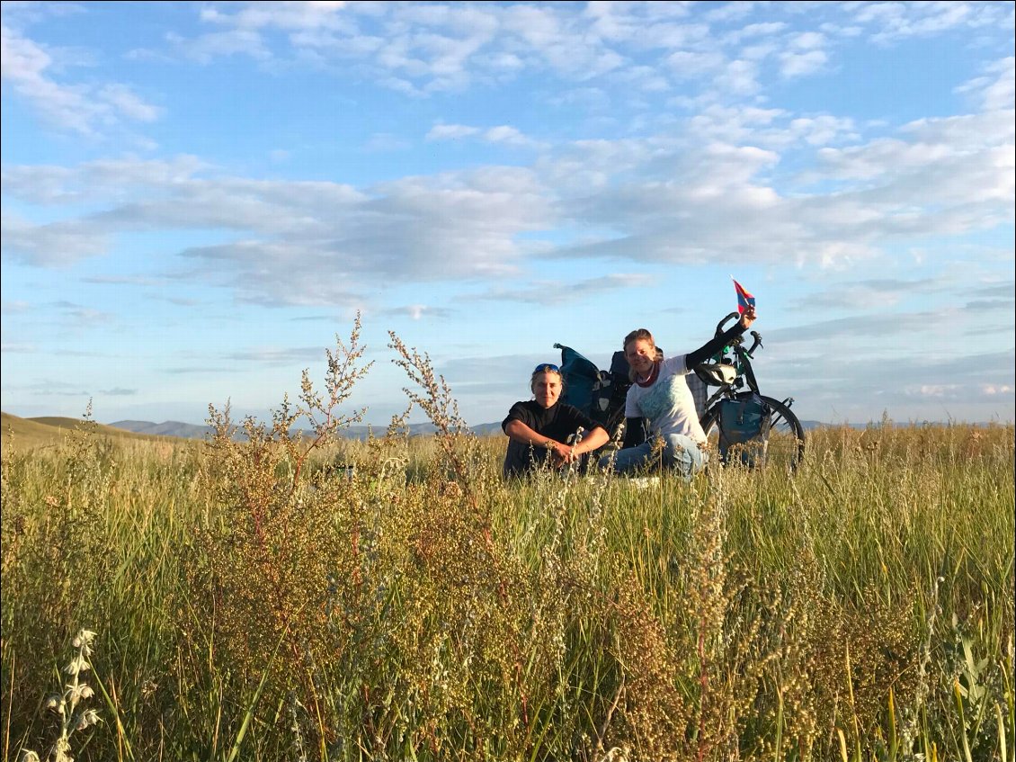 Des Papillons dans le guidon.
En bivouac en haut d’une colline avec vue imprenable, nous hissons fièrement et librement le drapeau mongol.
Photo : Muriel Kritter et Julie Rotschi