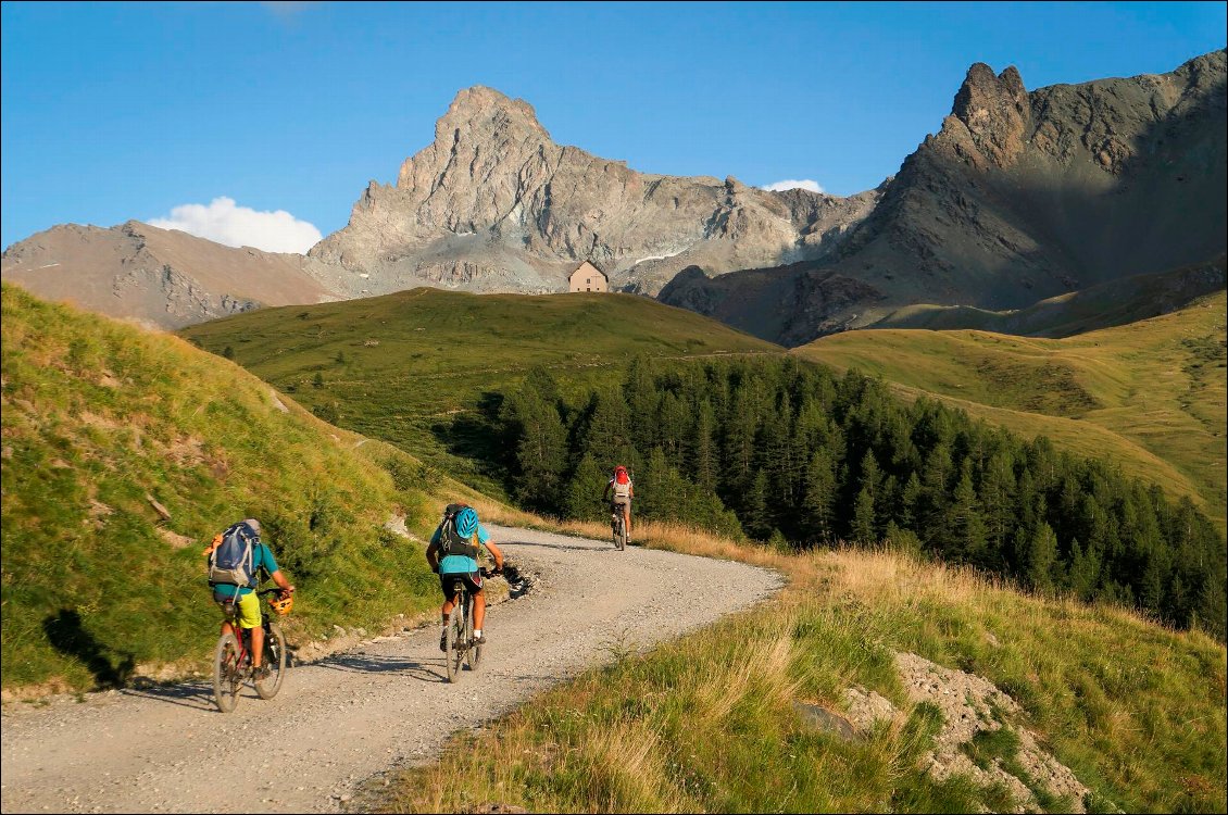 VTT BUL dans les Alpes
Sur les crêtes à 3000m entre France et Italie
Photo : Carnets d'Aventures