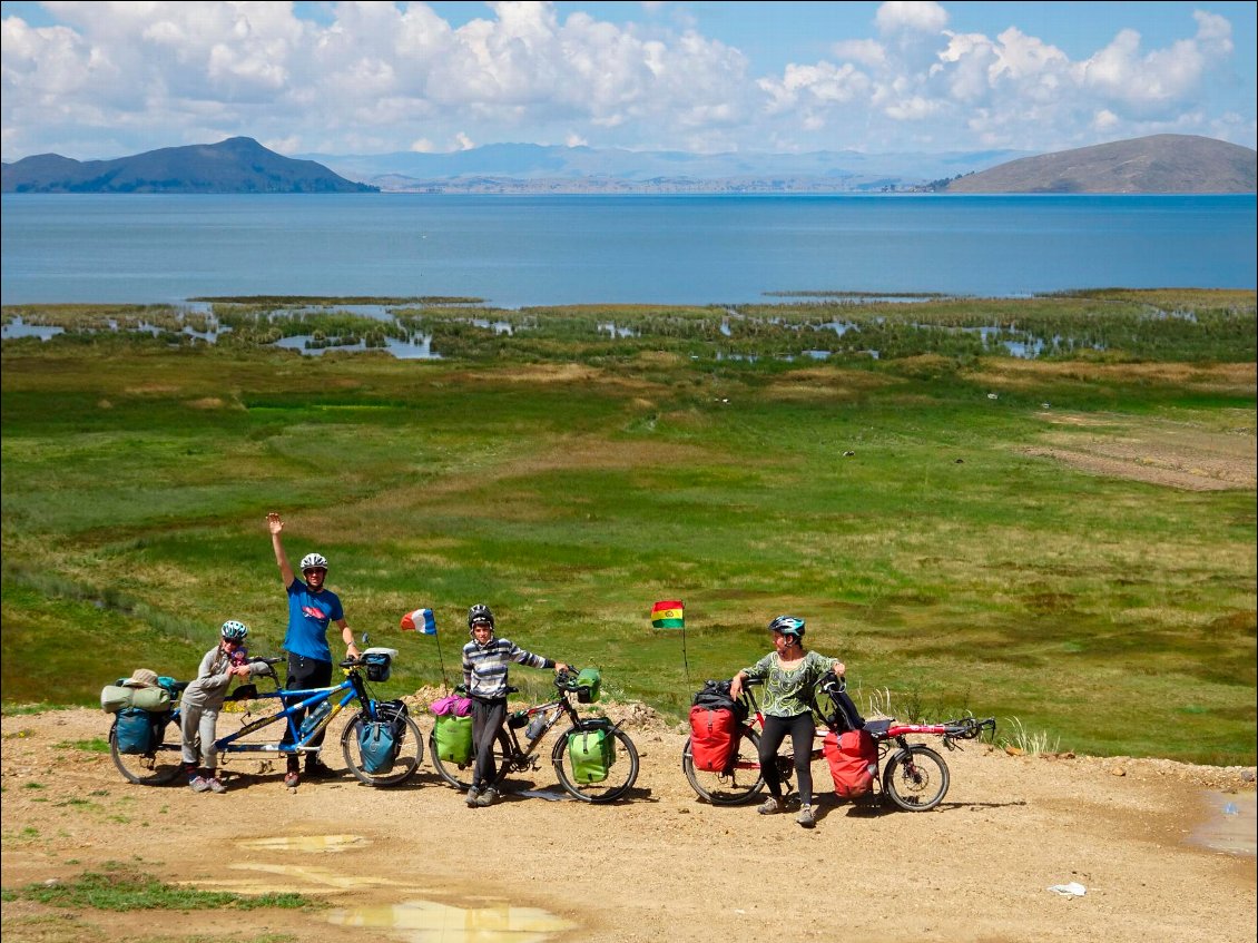 Vélo et Wwoofing en famille dans les Andes.
Devant le lac Titicaca
Photo : Famille Durand