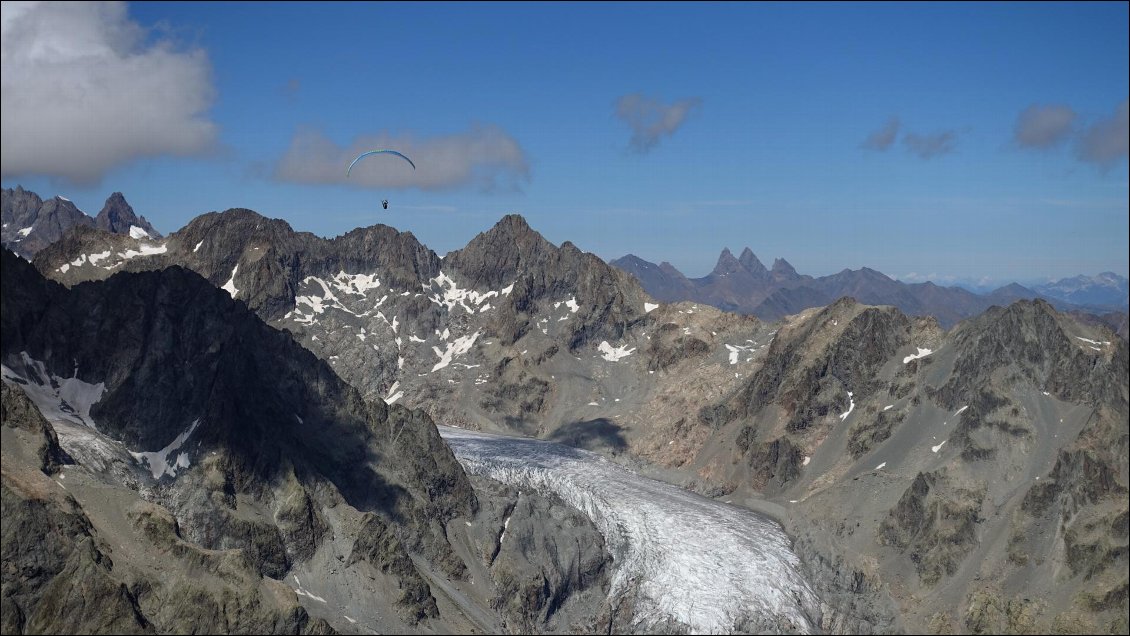 Le bas du glacier Blanc vu du ciel, septembre 2018
Photo : Carnets d'Aventures