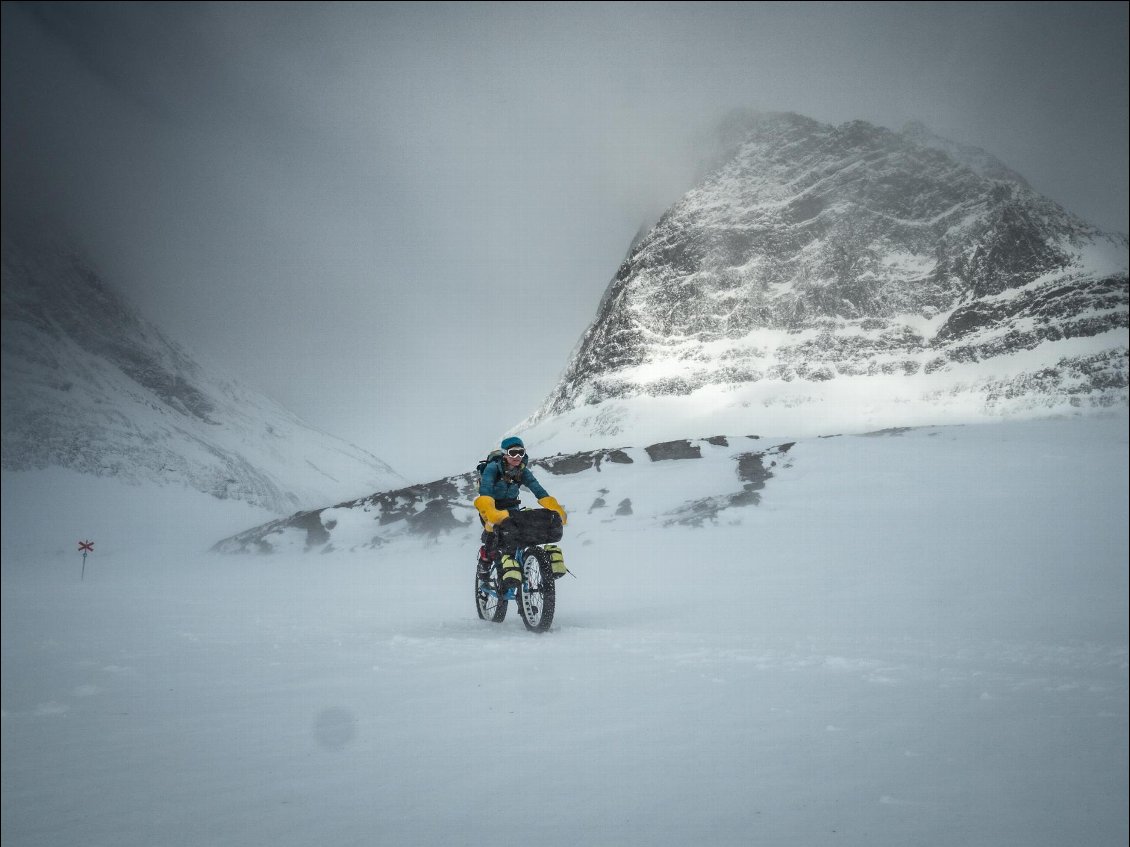 Fatbike hivernal en Laponie suédoise.
Photo : Huw Oliver
Cf. article dans CA57