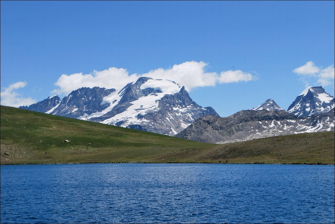 Le Grand Paradis vu depuis le lac Rosset
Trek alpin et mobilité douce : le (vrai) tour du Grand Paradis
Par Frédéric Decaluwe et Florent Peccatte