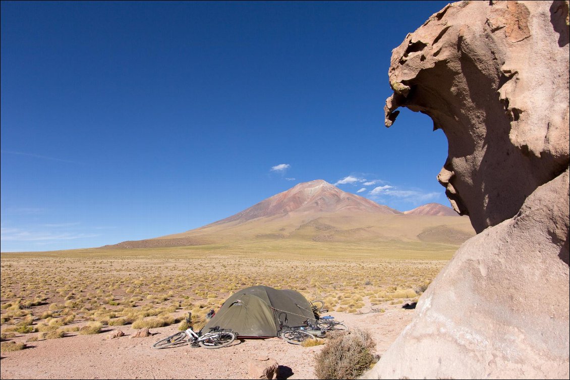 Bivouac en plein milieu d'un désert, aux premières loges pour l'observation des étoiles.
Photo : Manu d'Adhémar