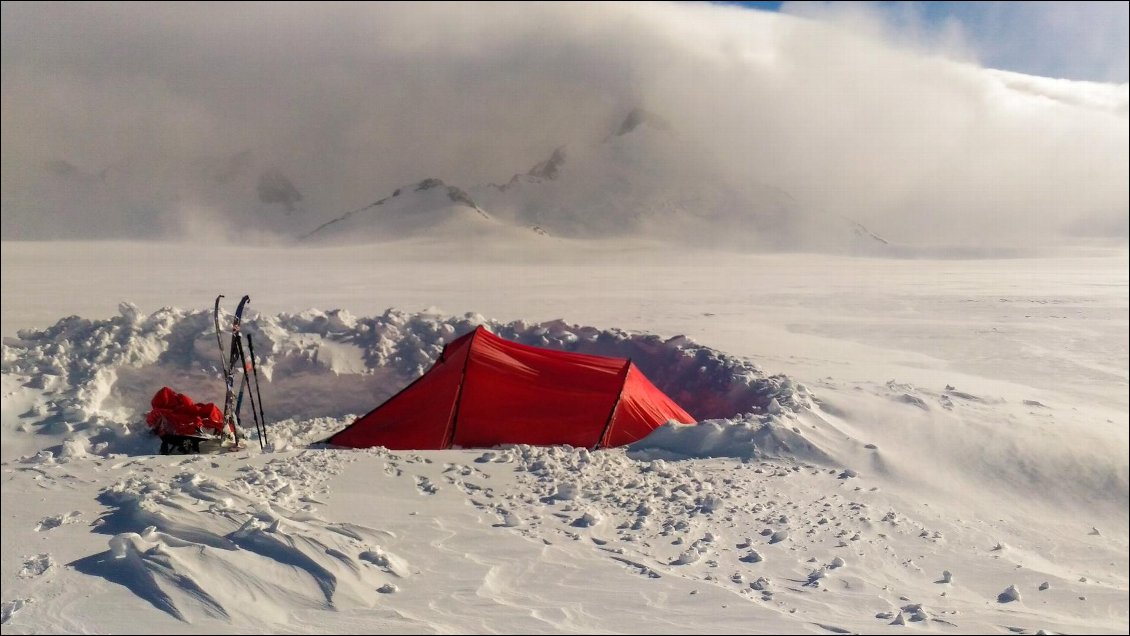 Bivouac au pied du Lautaro, caché dans le brouillard, en août 2018. J’ai atteint mon premier objectif. La neige,
envahissant l’espace jusqu’en haut de ma tente malgré mon pelletage effréné, me chassera de ce magnifique endroit.
Photo Alexandre Rezé