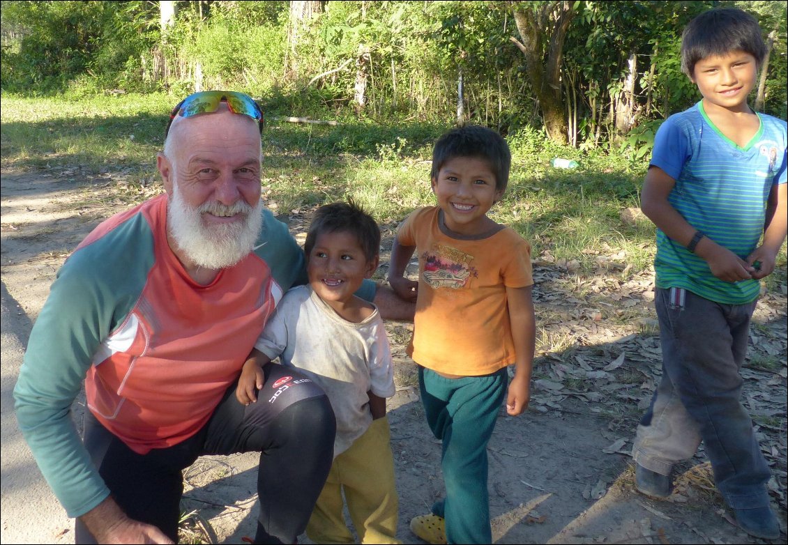 Les enfants boliviens ne peuvent décrocher leur regard du Père Noël à vélo !
Prétextes à de belles rencontres
14 mois à vélo pour inaugurer sa retraite. Par Philippe Sauvage