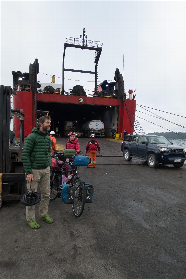 Les vélos dans un bac, Patagonie
6 mois à vélo en Amérique du Sud.
Photo : Manu d'Adhémar