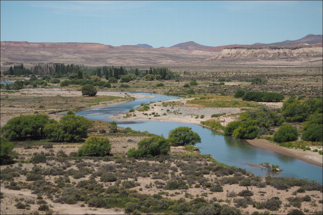 Et au milieu coule une rivière. Dans cette vaste région aride et désolée, le Chubut forme une véritable artère de vie.
D'un océan à l'autre en canoë.
Photo Thomas Pagnon