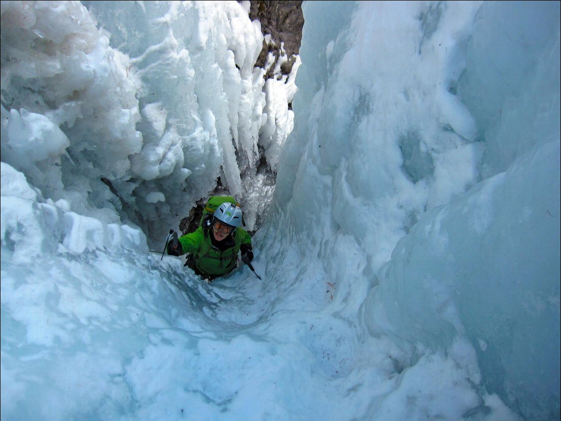 Cascade de glace : souvent ça caille carrément, et on alterne grimpe où on se réchauffe avec attente au relais où on se pèle :-)
(Les formes du chaos, Ceillac, 05)