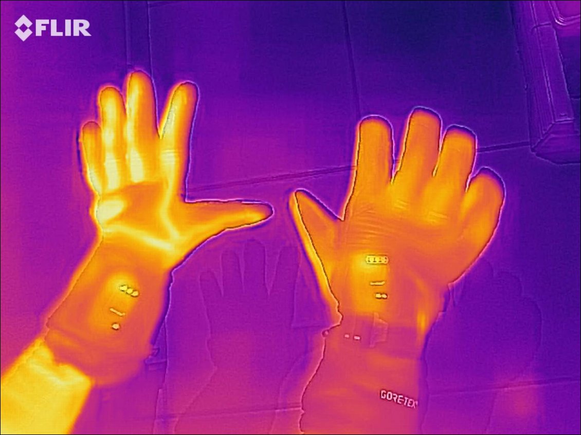 Comparaisons à la caméra thermique : plus c'est jaune, plus c'est chaud.
On voit que le gant à gauche de la photo, le IWarm 2 Layer est moins isolant (il laisse davantage sortir la chaleur vers l'extérieur) que le IWarm GTX à droite.
Ces photos en caméra thermique permettent de voir les zones du gant concernées par le circuit de chauffage (ainsi, le poignet n'est pas chauffé).
