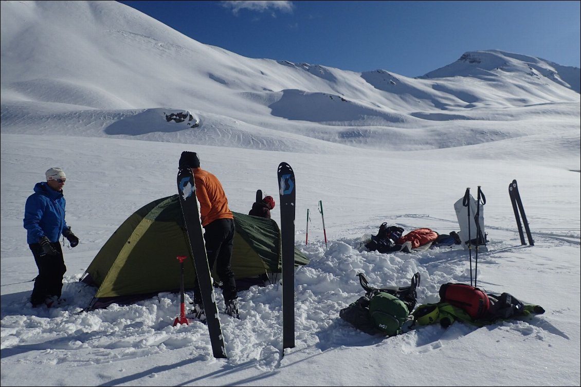 Ski et bivouac, le charme délicat de la montagne en manteau blanc.
Photo : Guillaume et Anne-Soisig Blanc