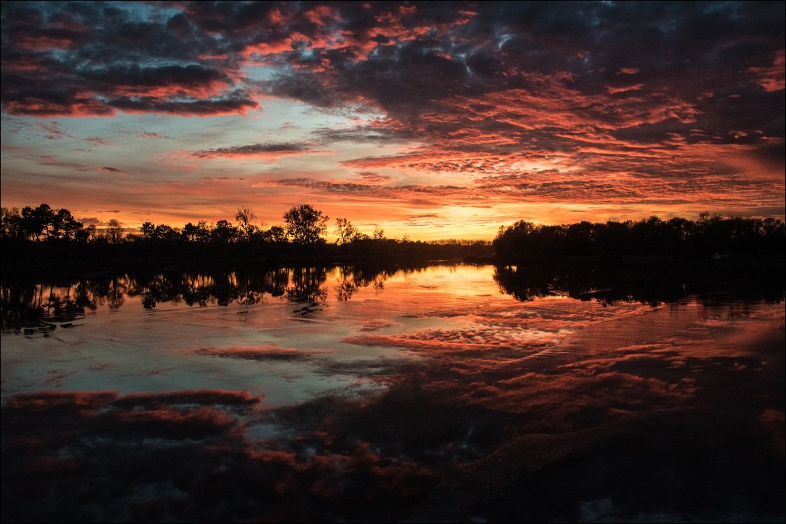 Bivouac sur la Loire, coucher de soleil enchanteur lors de la "Grande Traversée" : traversée de la France en canoë, du lac Léman à l'Atlantique !
Photo Paul Villecourt
