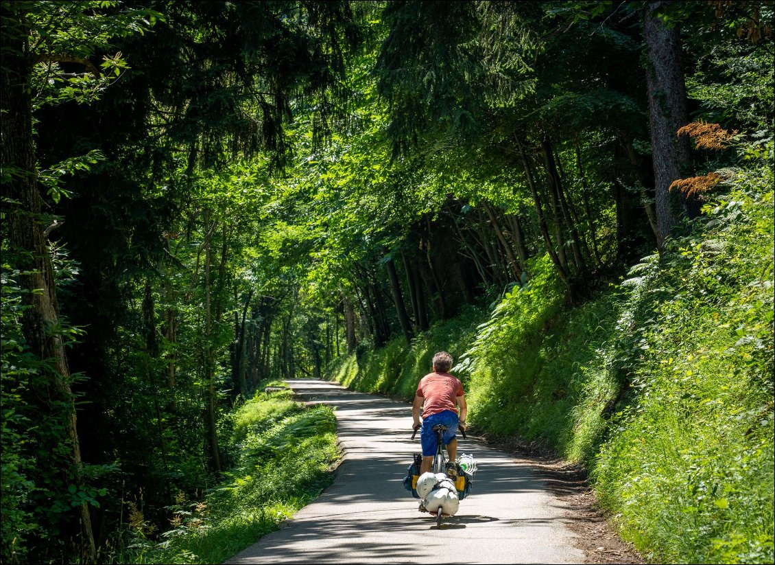 Sur les petites routes des Alpes.
Photo Carnets d'Aventures