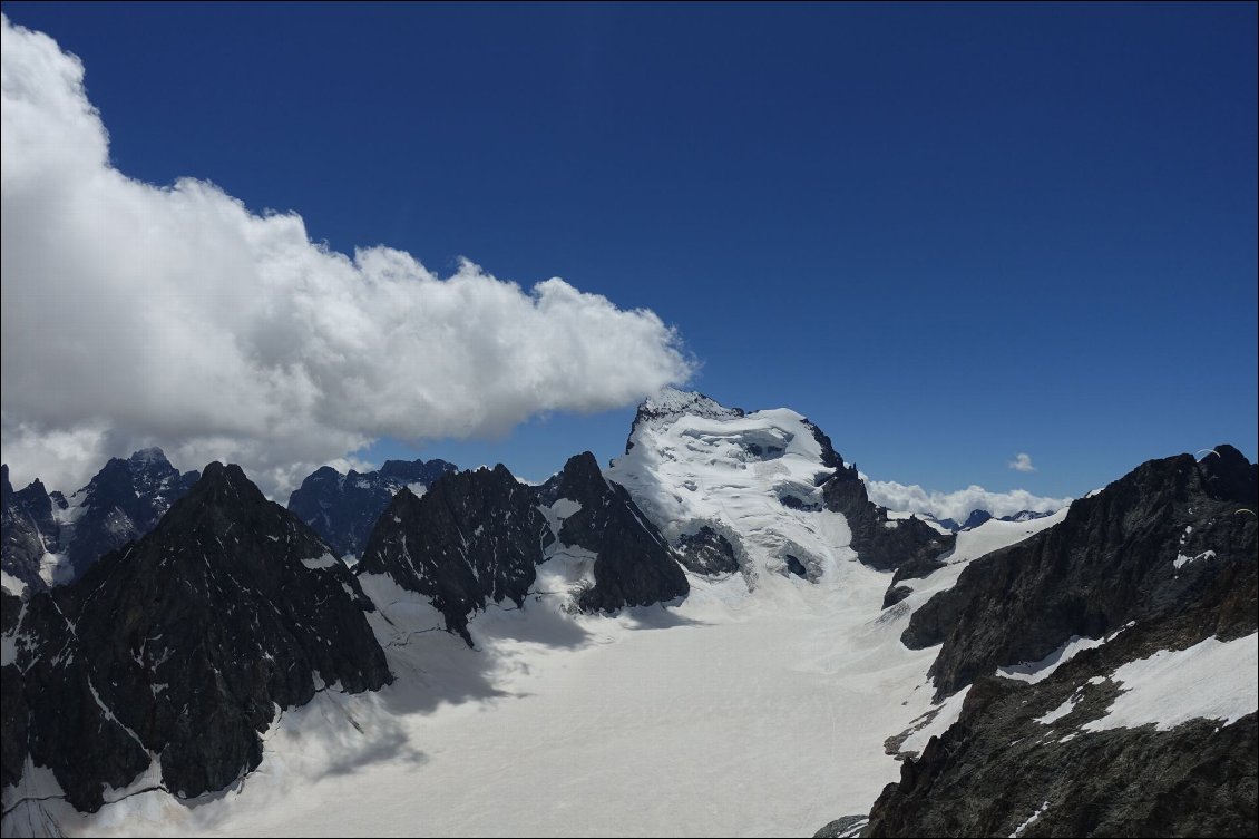 Le glacier Blanc et tout au fond la Barre des Ecrins (photo prise en parapente en juillet 2020)