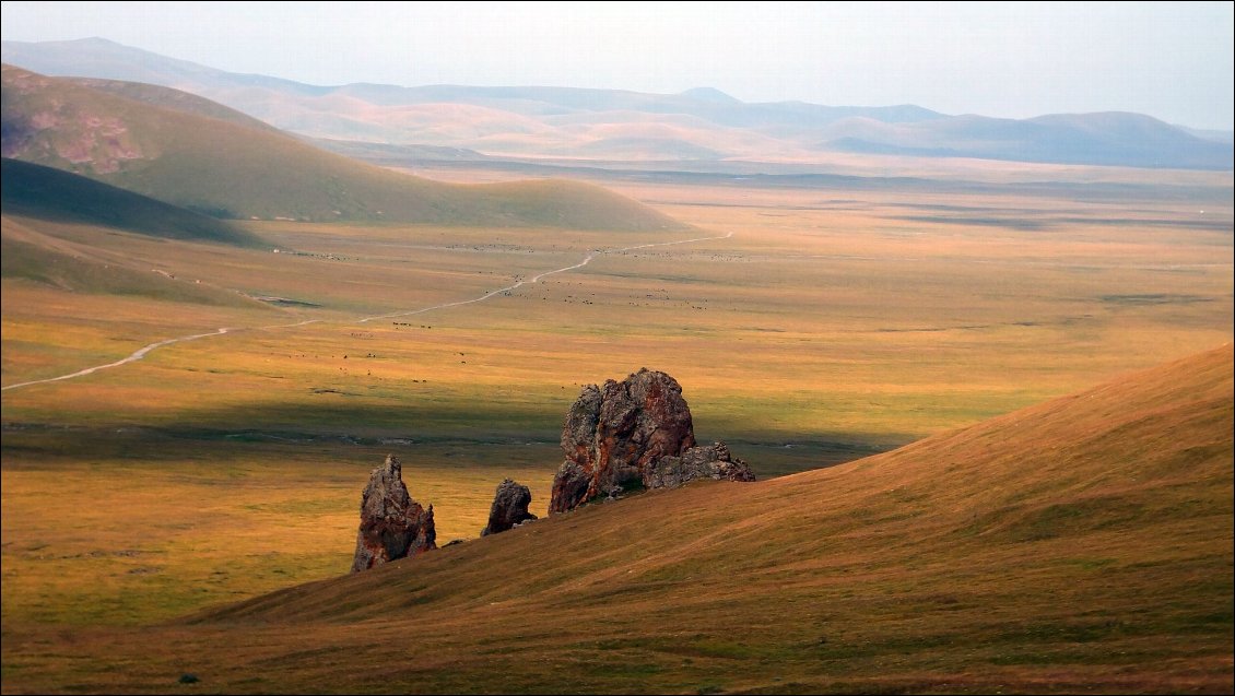Grands espaces de Mongolie. Photo Alba Moreno Gañan et Thomas Millischer