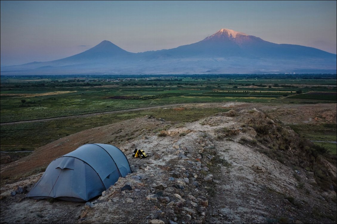 Bivouac de rêve face au petit et au grand Ararat (5137 m). Arménie.
Photo Ariane Cristini et Seb Langlais