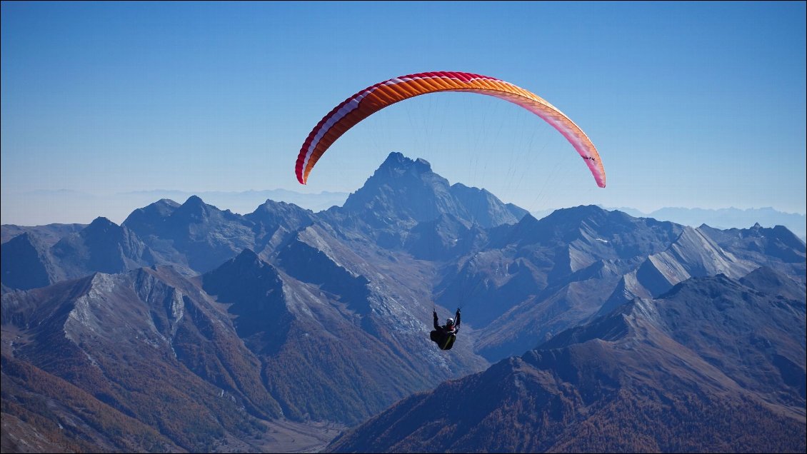 Vol automnal dans le Queyras, perchés à 4000m d'altitude, le Viso en ligne de mire