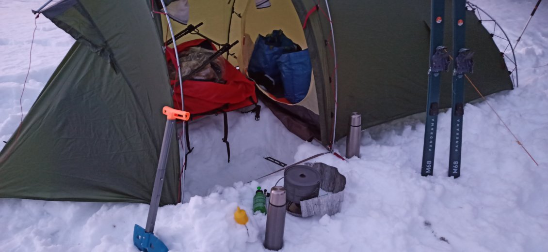 J1. Trou pour tenir debout sous la tente. Pulka rentrée. Réchaud à essence à plein régime pour faire fondre la neige. Cette année j'ai pris une popote plus grosse pour limiter les manutentions.