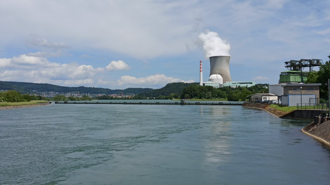 J1. En tant que fleuve dans un pays "développé", le Rhin n'échappe pas aux centrales nucléaires.