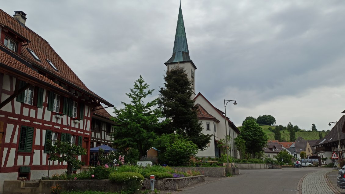 J2. Mon voyage est fort heureusement ponctué de jolis villages aménagés avec la perfection et le savoir-vivre dont les Suisses détiennent le secret.