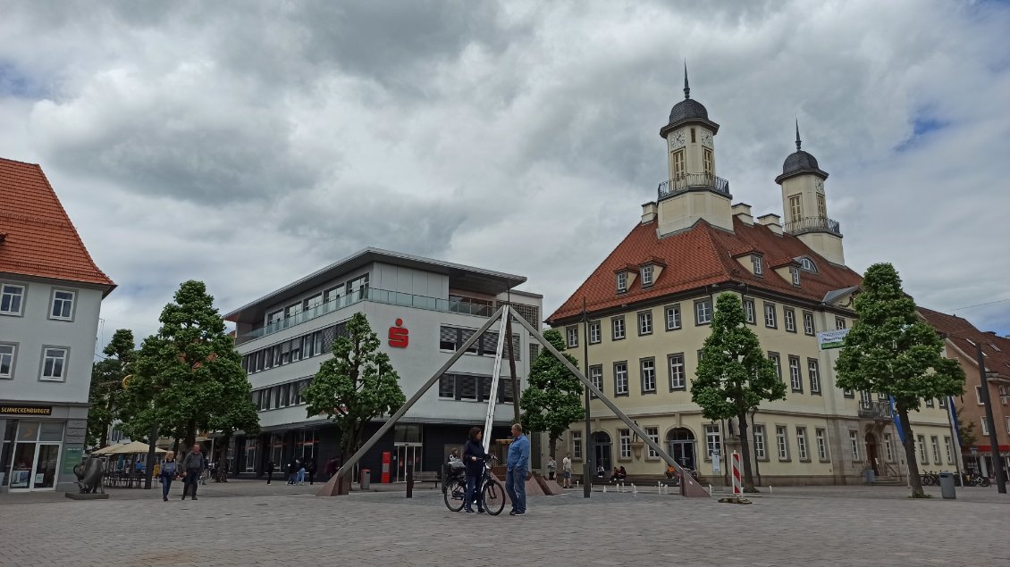 J4. Place du centre-ville de Tuttlingen. J'y suis depuis quelques heures pendant que Pégase est aux petits soins chez un vélociste au top qui a enfin accepté de remplacer son boîtier de pédalier dans la journée.