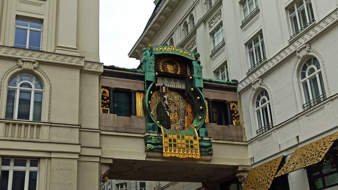 J21. Carillon Anker. Il fut construit entre 1911 et 1914. Sur une période de douze heures, douze personnages ou couples de personnages sont représentés.