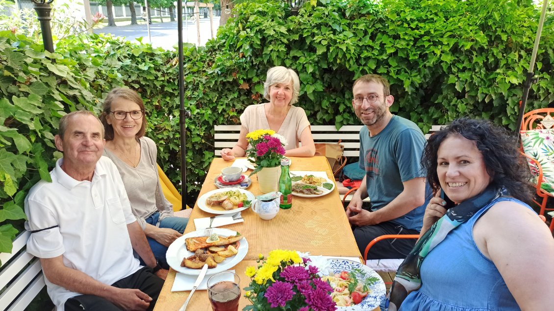 J22. Pour ma dernière journée à Vienne je suis invité à déjeuner avec les membres du bureau de l'association ÖMCCV, de gauche à droite : Gerhard (trésorier), Rosa (secrétaire), Christine avec qui j'ai visité le la ville hier (rédaction du journal), moi, Evelyn (présidente).