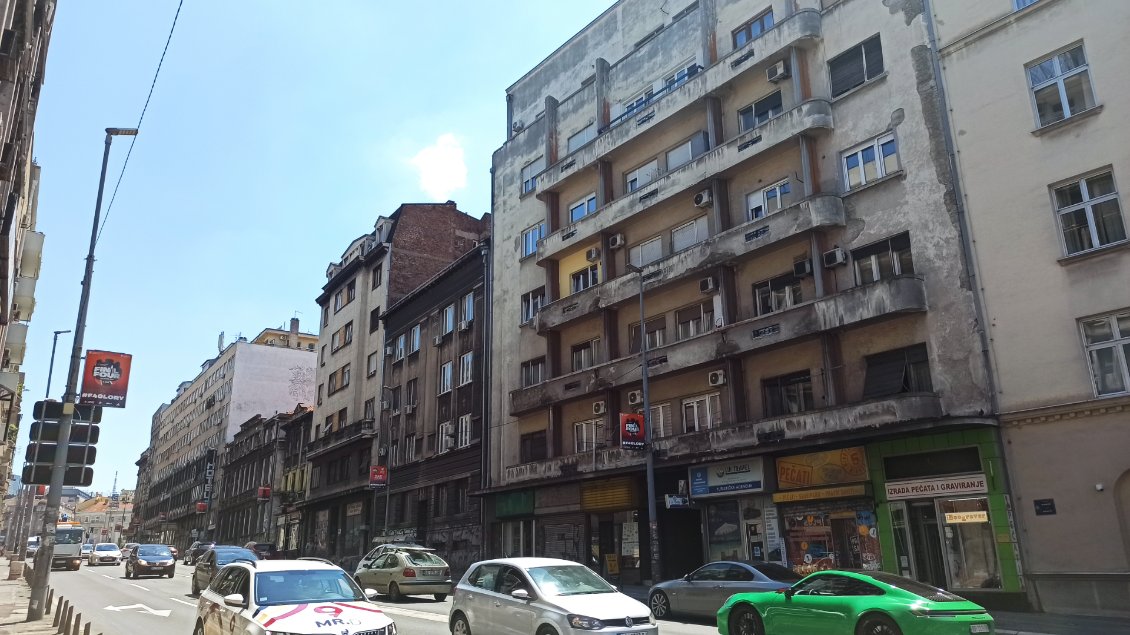 J38. Belgrade est une ville assez grise, mais attachante et qui a connu plusieurs bombardements.