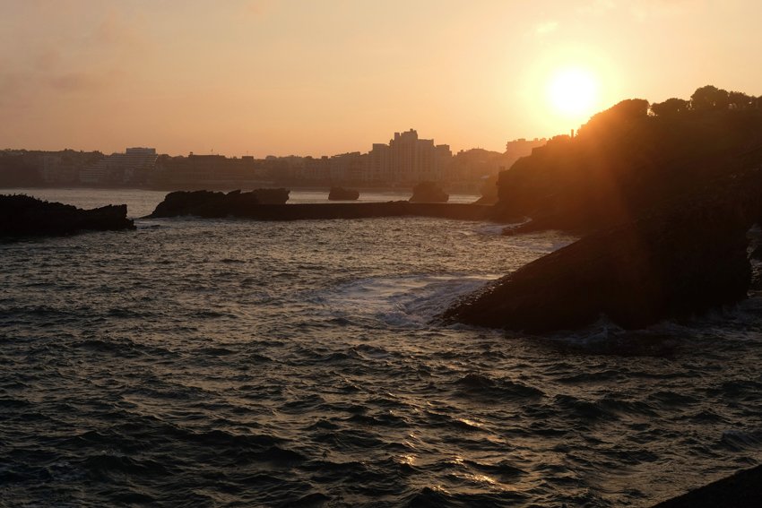 Le soleil se lève sur Biarritz.