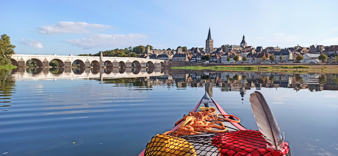 La Charité-sur-Loire joue de ses reflets avec l'eau.
Photo : Jean-Baptiste Corboeuf