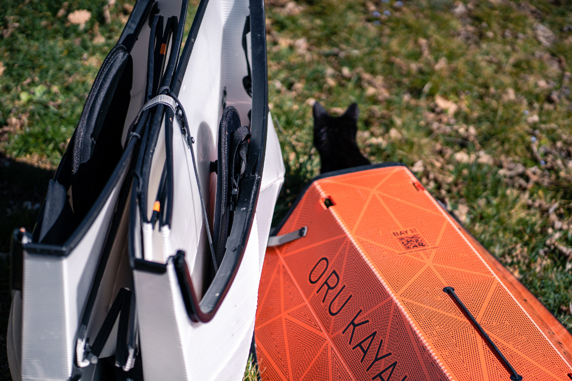 Lorsqu'on retire le "chapeau" orange, on peut glisser des affaires de chaque côté du kayak plié, il y a un bon espace disponible. (notez la tête de chat qui dépasse ;))