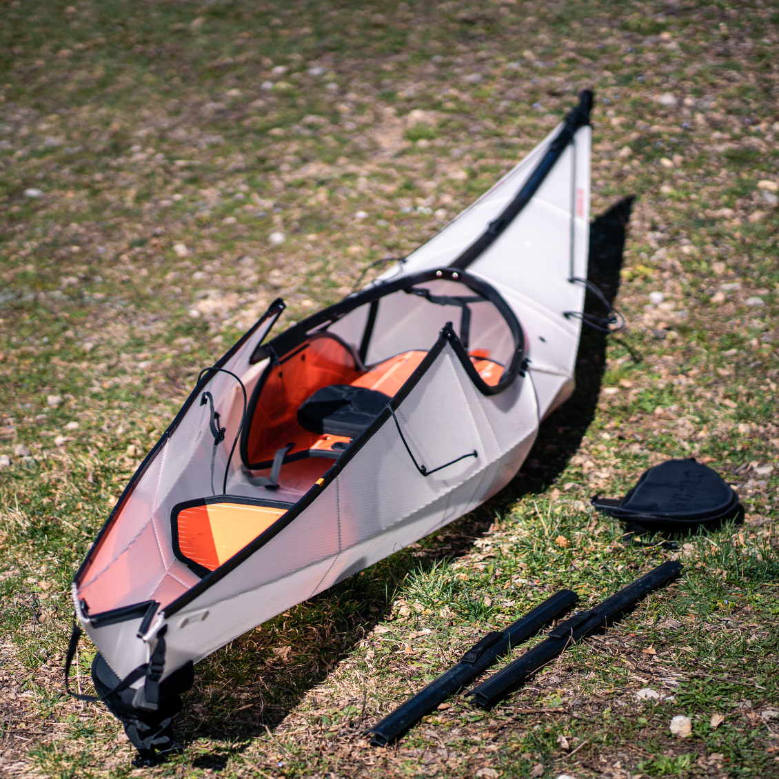 Seule opération plus fastidieuse : pour mettre des affaires dans le kayak, il vaut mieux retirer les rails et le crochet pour ouvrir complètement le kayak.