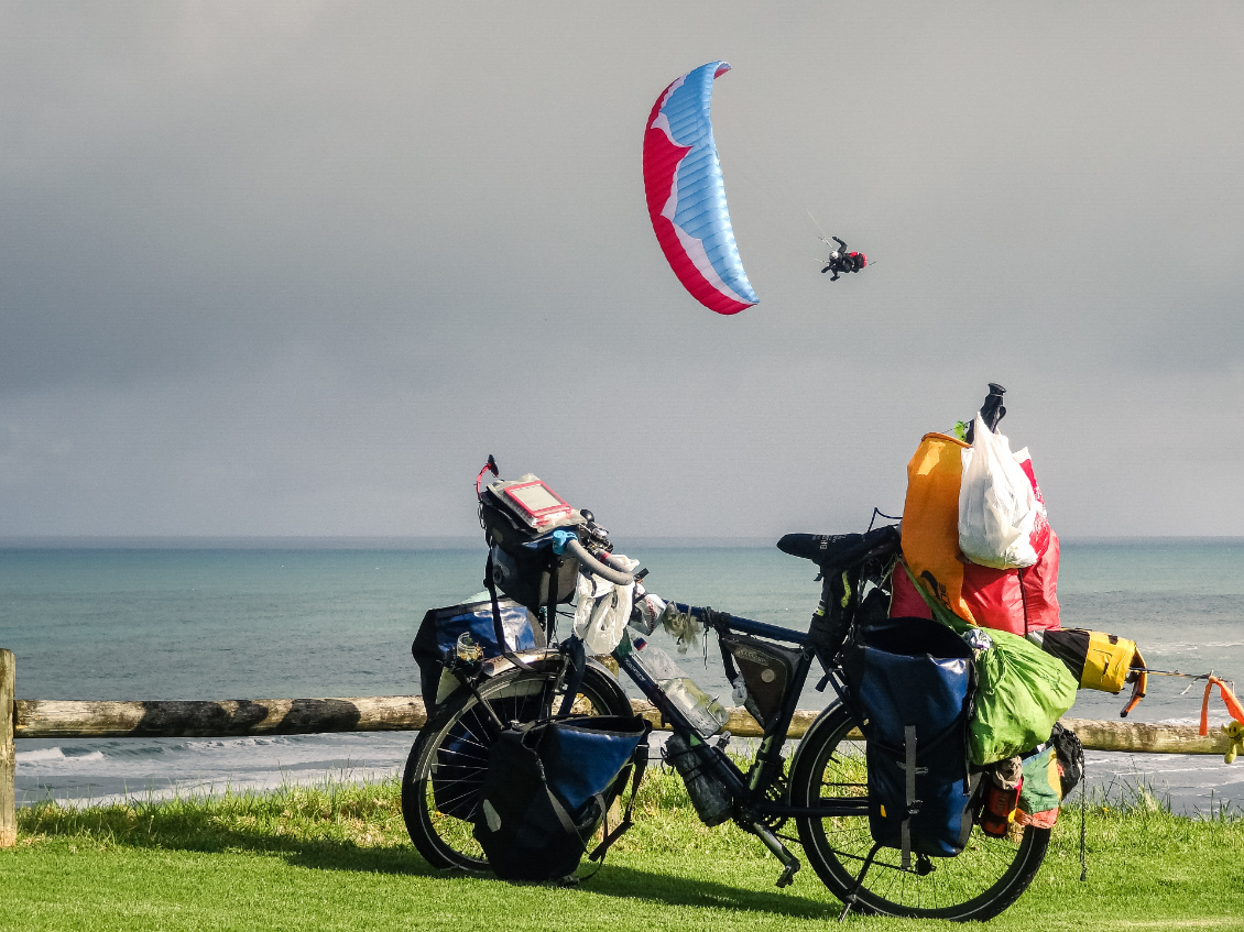 En route avec aile. Tour du monde à vélo, voilier-stop et parapente.
Olivier Peyre