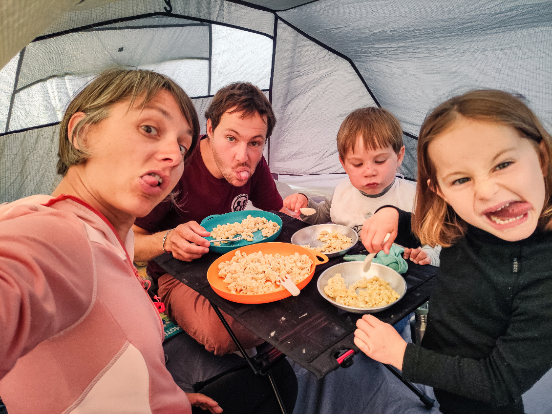 À couvert ! Midges ou mauvais temps, dans les deux cas, le repas sous tente devient indispensable.