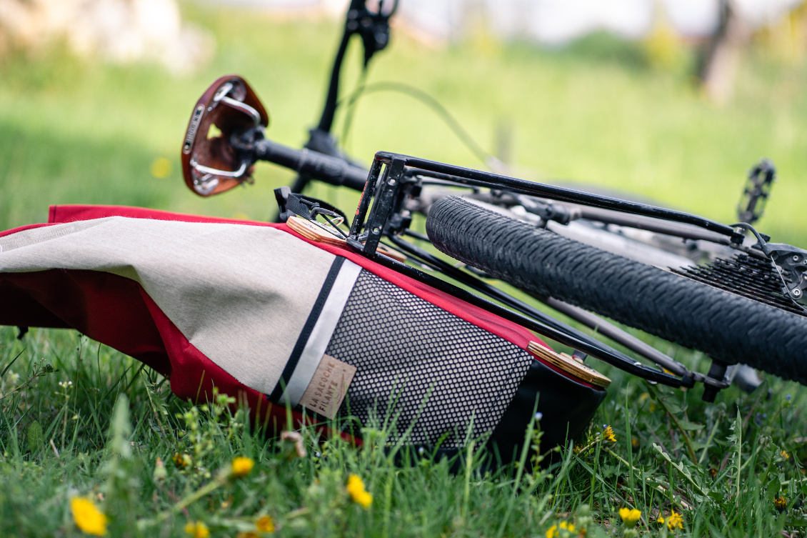 Bémol : le vélo couché ainsi, la sacoche se "détache" toute seule... (on voit que le crochet n'est plus sur le porte-bagages)