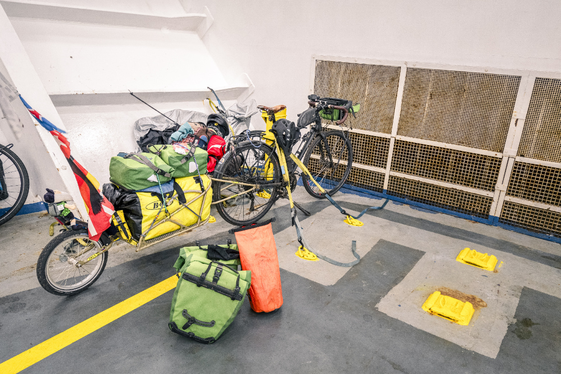 Sécuriser son vélo sur le ferry n’est pas une mince affaire, mais avec un peu d’imagination tout est possible.
Photo : Stéphane Urquizar