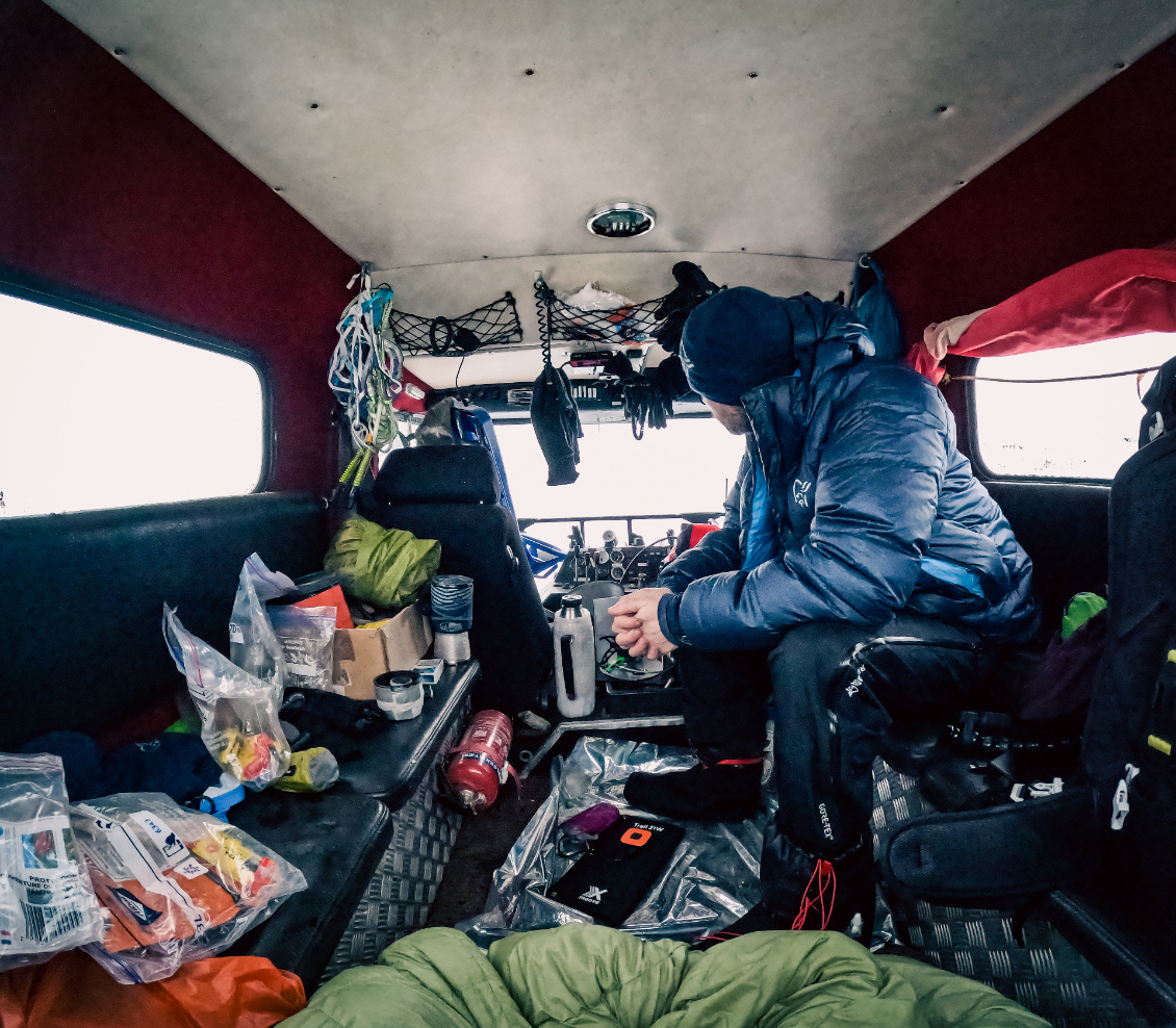 À l'abri dans un mini chasse-neige.
Photo : Gabriel Ferry