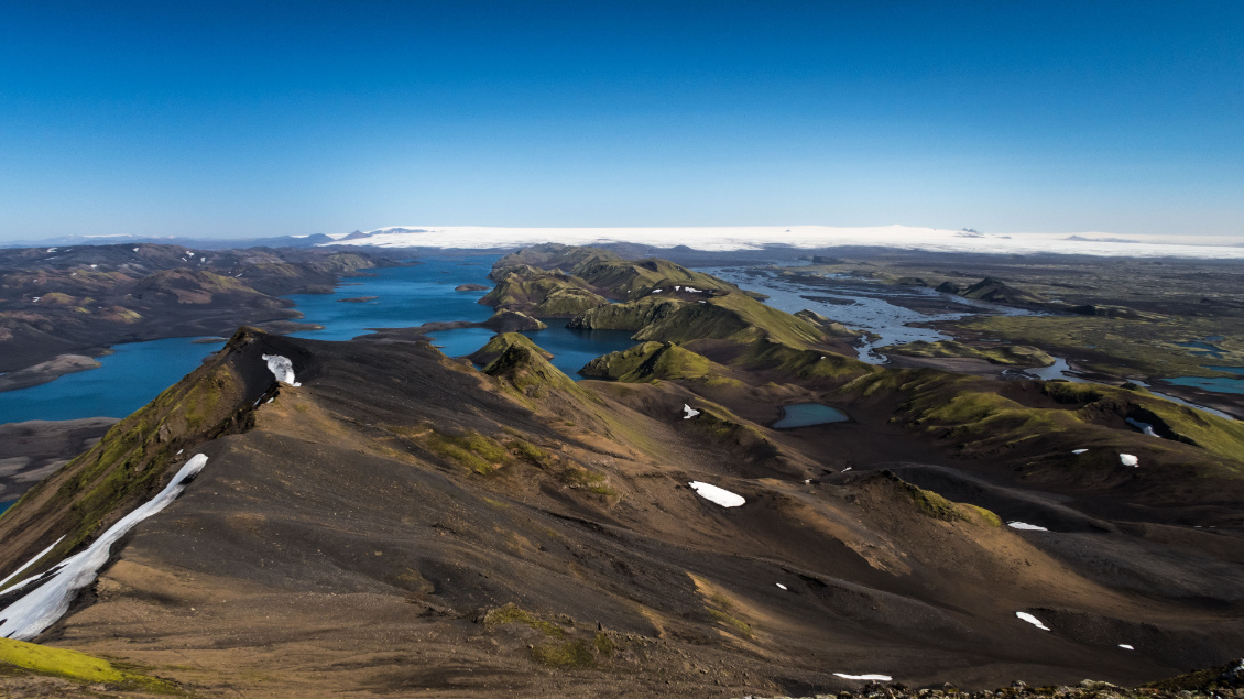 Langisjór, lac au sud-ouest du glacier Vatnajökull. Vue magnifique depuis le sommet du Sveinstindur (1018 m), très peu fréquenté. Ne cherchez pas les chemins de rando sur les cartes, il n’y en a presque pas !
Photo : Aurélien Racault @apok63
leblogapok.wordpress.com