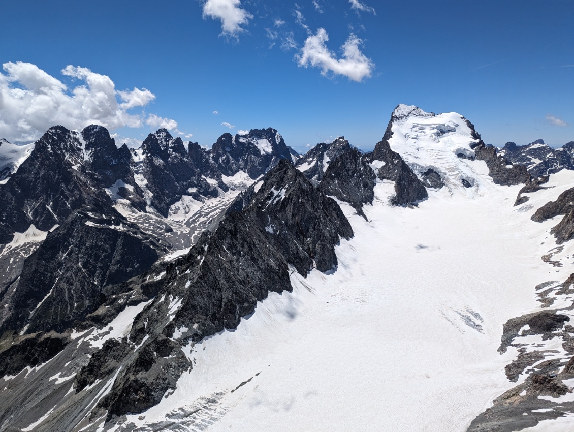 Le glacier Blanc et la barre des Ecrins (4102m)