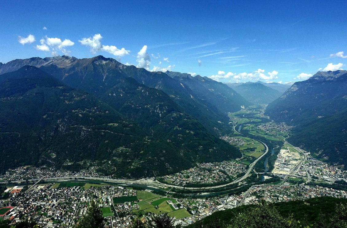 Vue sur Bellinzona après une journée de plat dans la vallée.